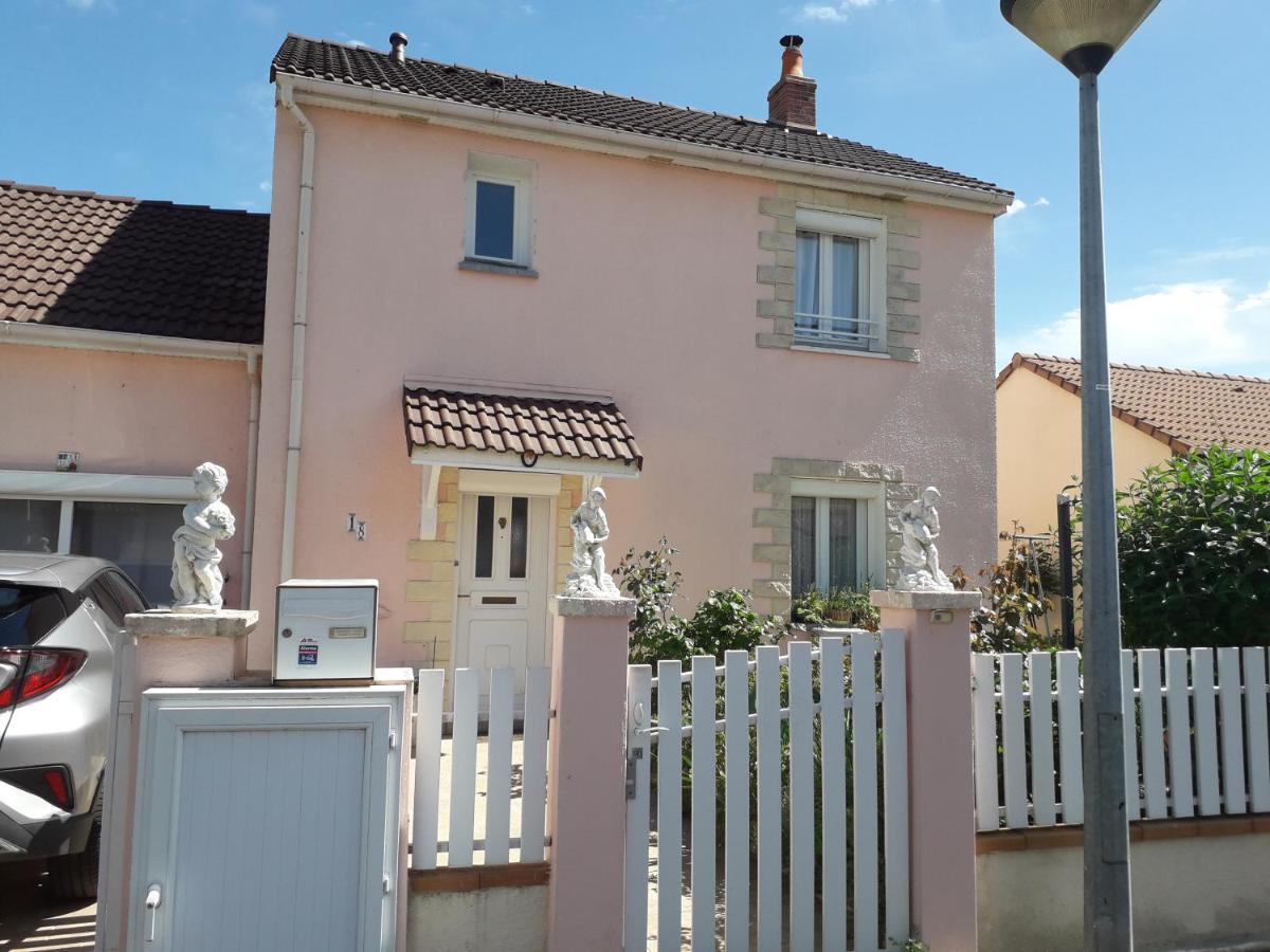 La Maison Rose 2 Chambres Avec Lit Pour 2 Personnes Et 2 Salles De Bains Nevers Eksteriør bilde